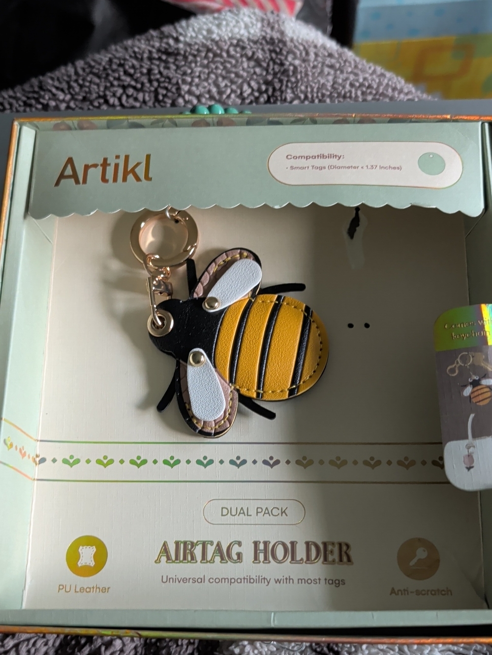 Artikl Bee AirTag Holder Keychain